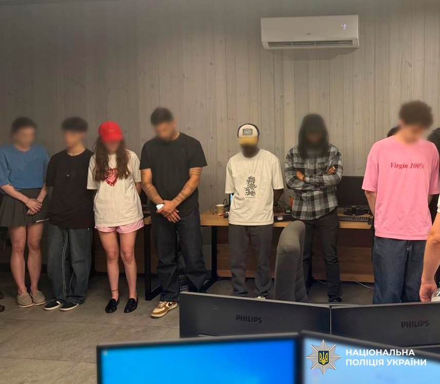У Києві викрили шахрайський кол центр який ошукав громадян США на понад пів мільйона доларів