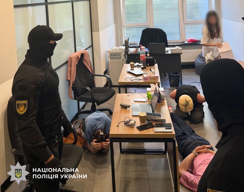 У Києві викрили шахрайський кол центр який ошукав громадян США на понад пів мільйона доларів