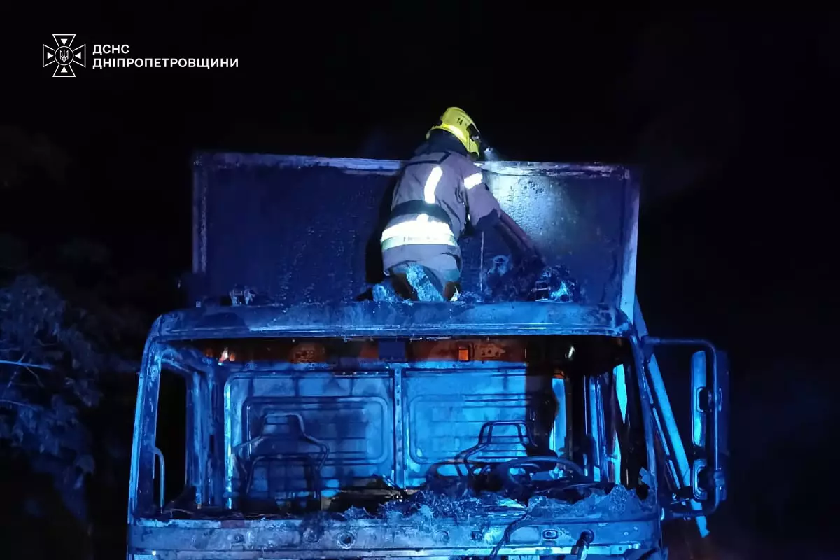У Кривому Розі посеред ночі спалахнула вантажівка Mercedes-Benz: деталі від ДСНС - 25.07.2026