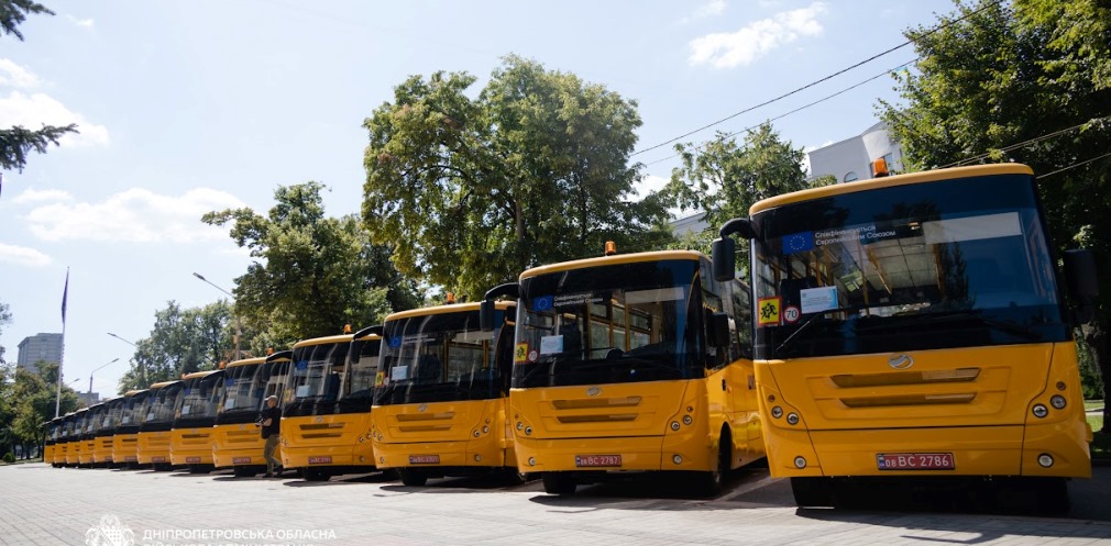 13 інклюзивних шкільних автобусів отримали 10 громад Дніпропетровщини
