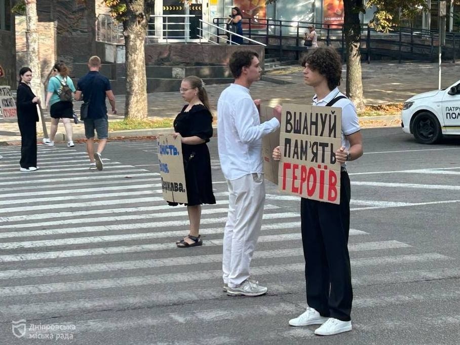 У Дніпрі молодь провела акцію «Хвилина мовчання», щоб нагадати містянам про тих, хто віддав життя, захищаючи Україну, та вшанувати пам’ять цивільних, які загинули унаслідок війни рф проти України - 12.08.2026