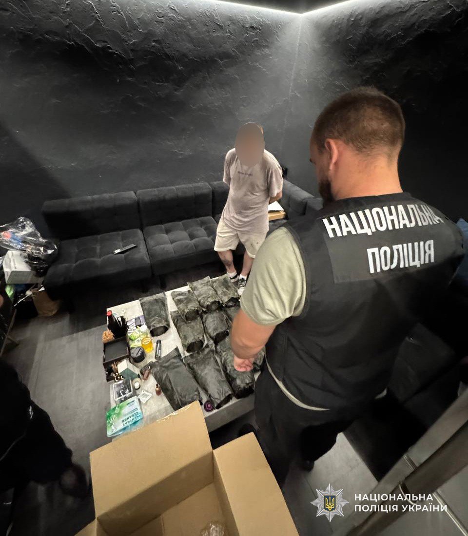 У Дніпрі викрили канал збуту кратому через кафе та бари: вилучено наркотиків на 1,5 млн грн - 04.08.2026