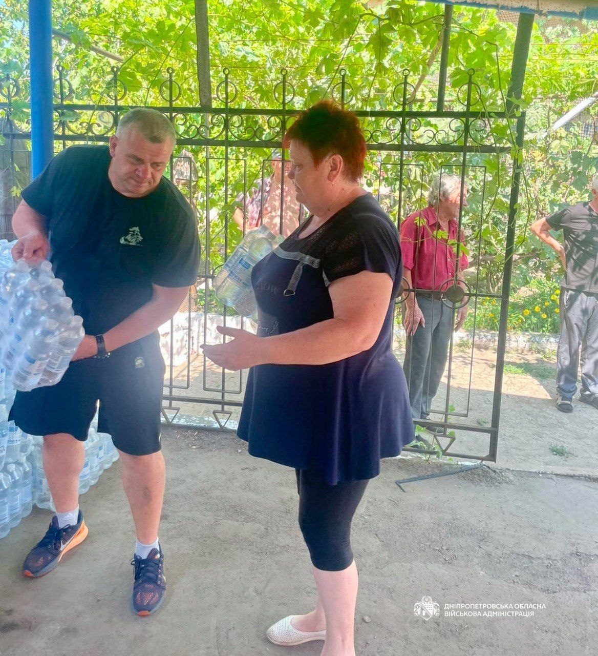 Понад 55 тонн питної води вже роздали мешканцям Нікопольщини після аварії на водогоні - 06.08.2026