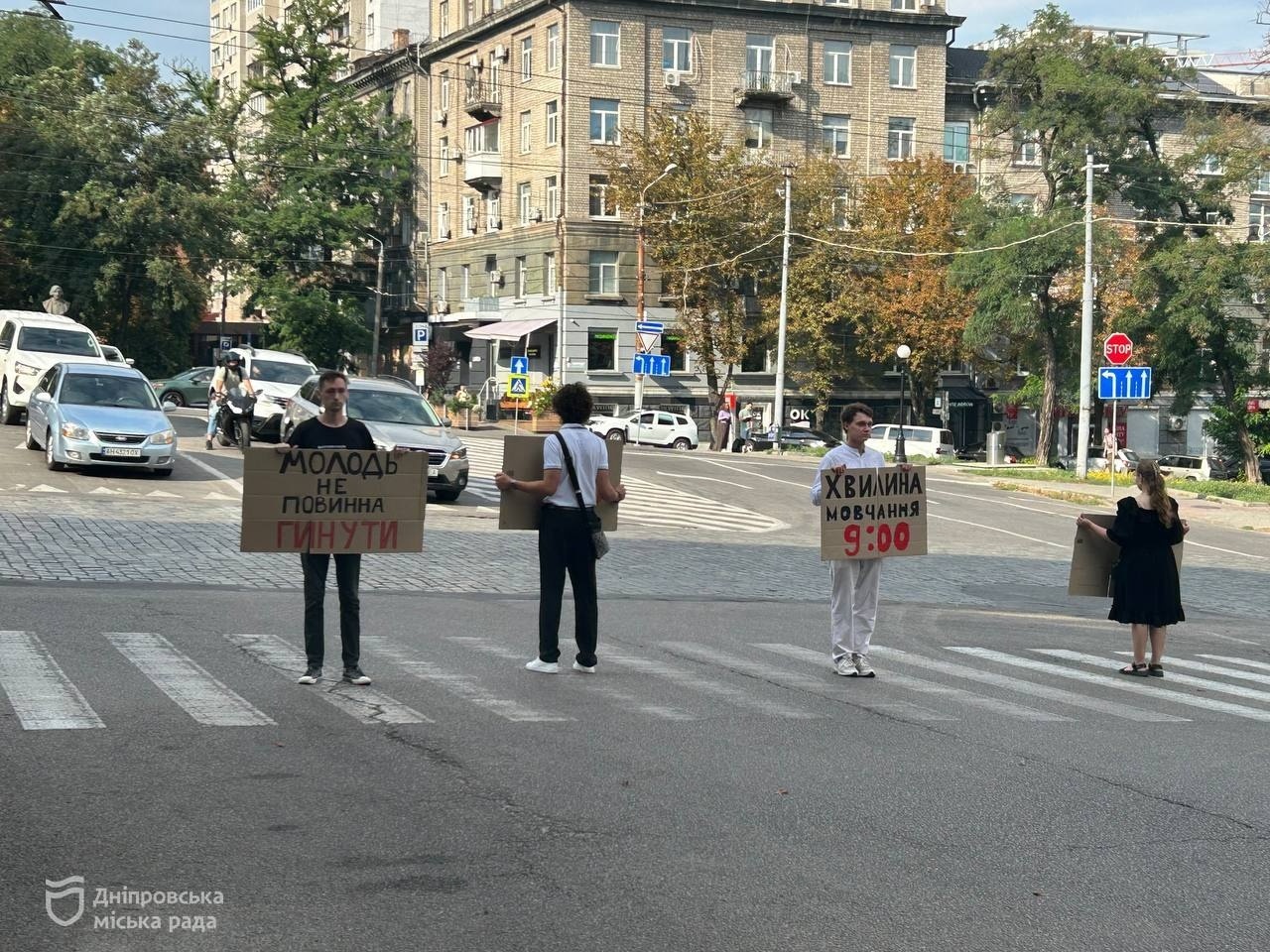 У Дніпрі молодь провела акцію «Хвилина мовчання», щоб нагадати містянам про тих, хто віддав життя, захищаючи Україну, та вшанувати пам’ять цивільних, які загинули унаслідок війни рф проти України - 12.08.2026