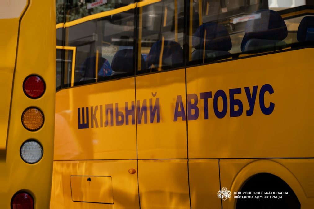 13 інклюзивних шкільних автобусів отримали 10 громад Дніпропетровщини