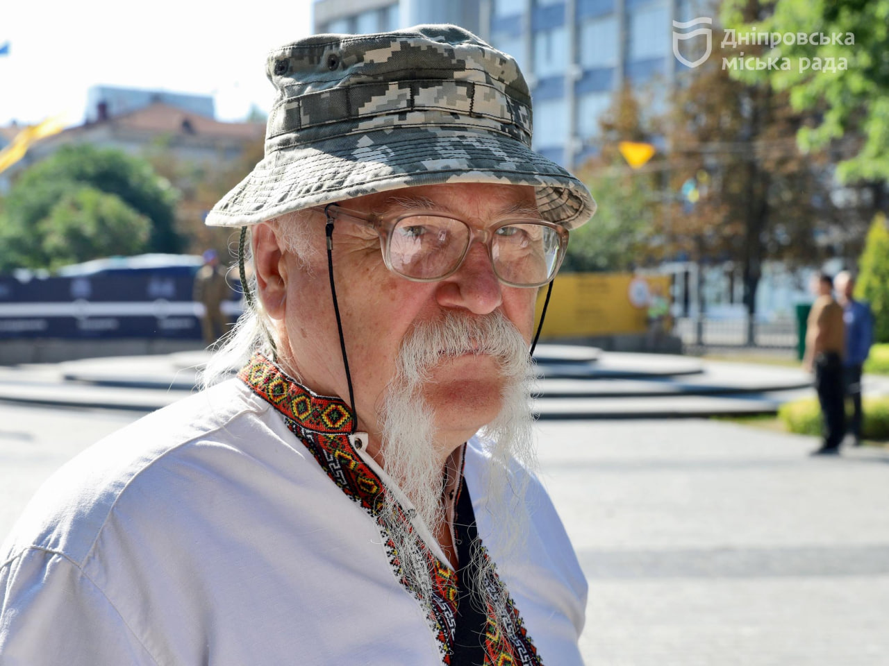 Дякувати військовим лікарям рятувальникам комунальникам та всім хто тримає на плечах ритм нормального життя У День Незалежності України Філатов привітав дніпрян