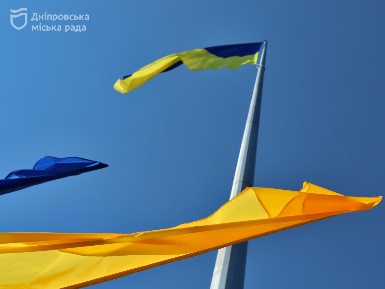 Дякувати військовим лікарям рятувальникам комунальникам та всім хто тримає на плечах ритм нормального життя У День Незалежності України Філатов привітав дніпрян