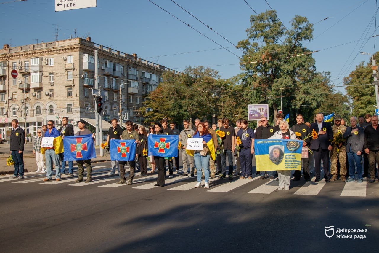 Дніпро вшановує пам’ять захисників України які загинули у боротьбі за незалежність суверенітет і територіальну цілісність країни