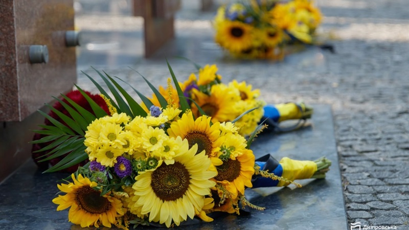 Дніпро вшановує пам’ять захисників України які загинули у боротьбі за незалежність суверенітет і територіальну цілісність країни
