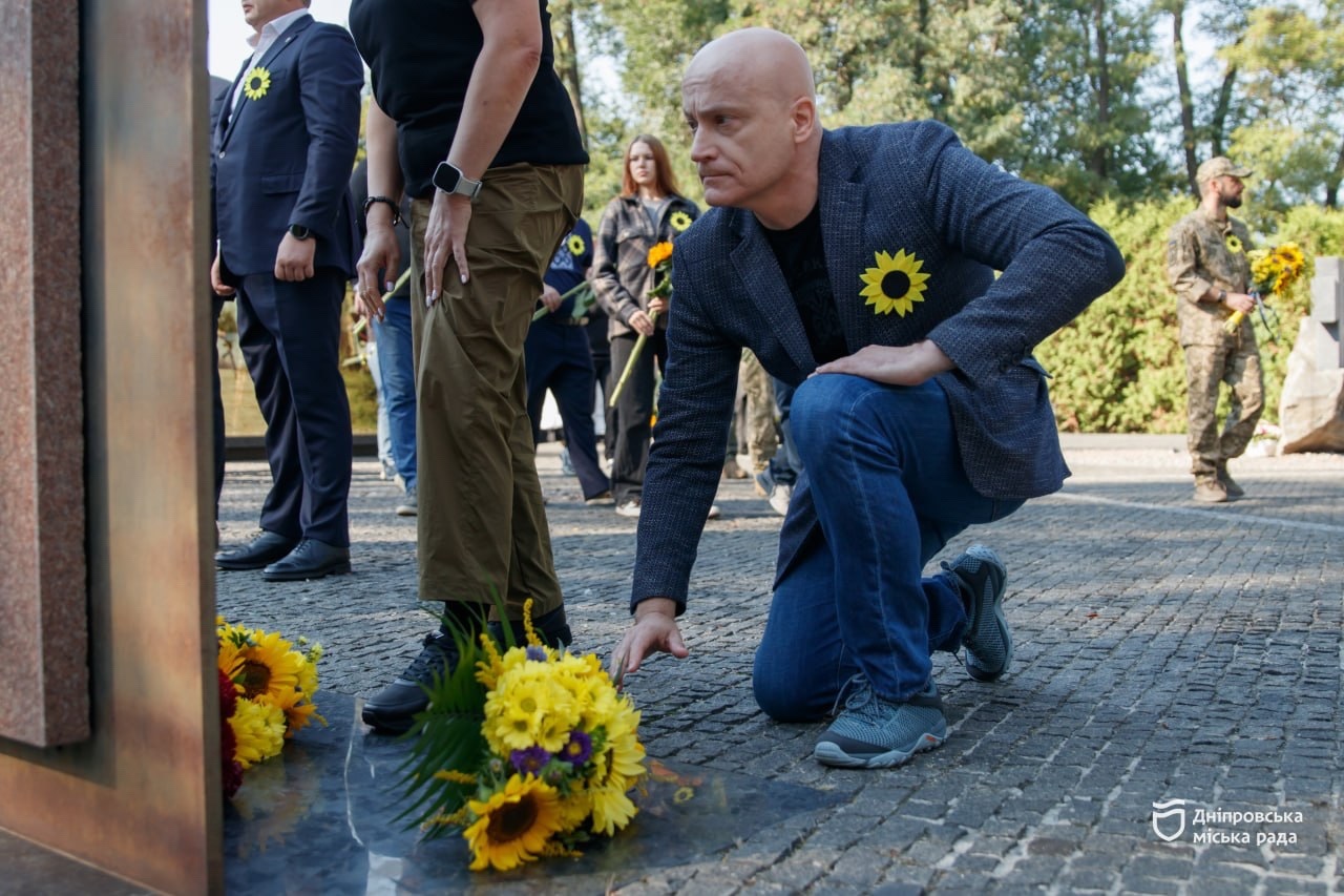 Дніпро вшановує пам’ять захисників України які загинули у боротьбі за незалежність суверенітет і територіальну цілісність країни