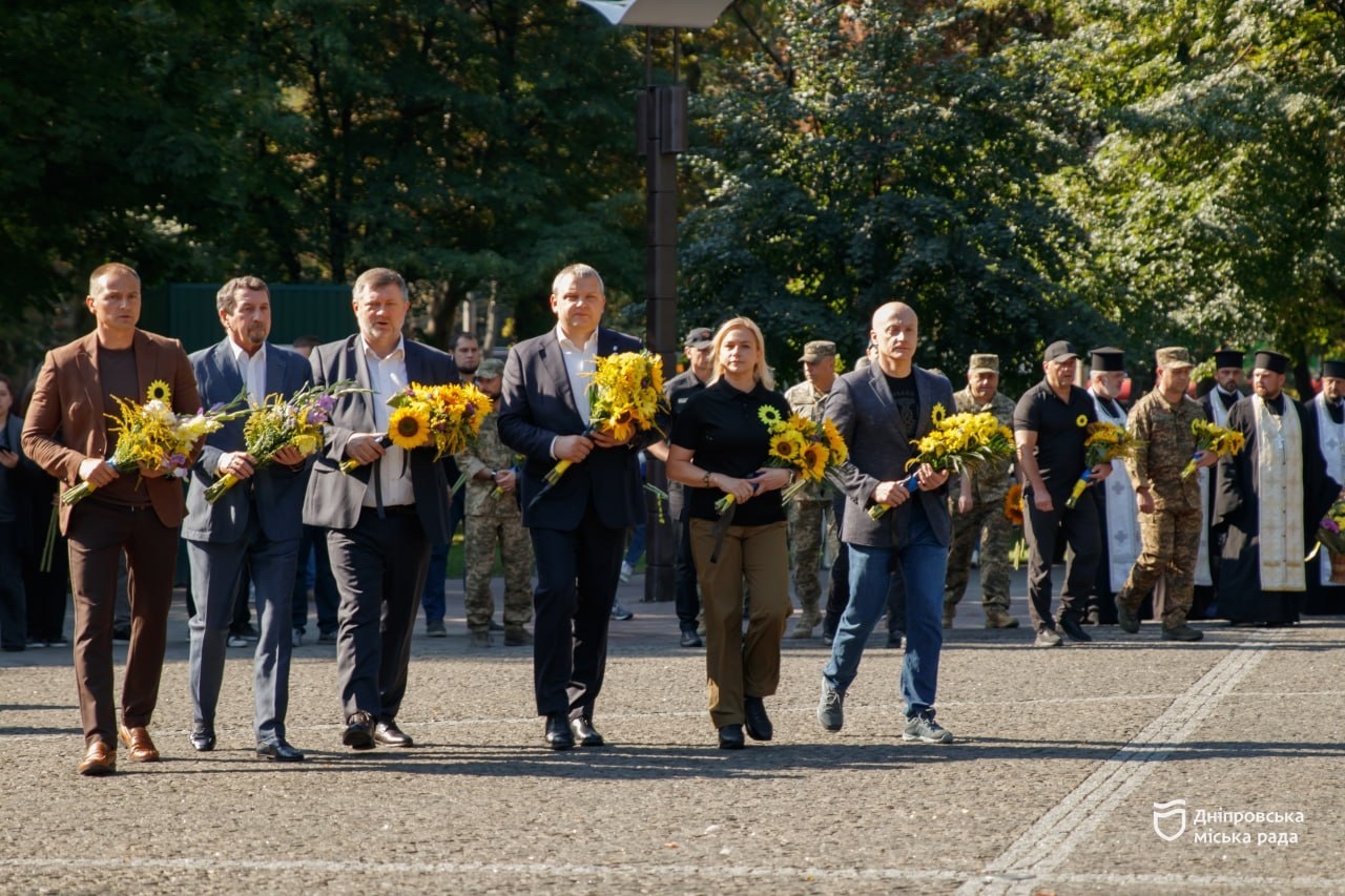 Дніпро вшановує пам’ять захисників України які загинули у боротьбі за незалежність суверенітет і територіальну цілісність країни