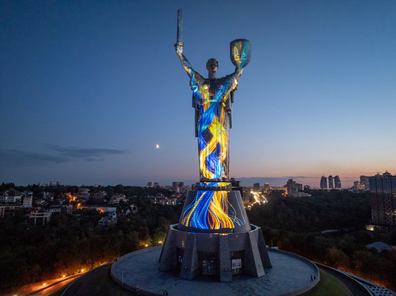 До 35 річчя Незалежності України монумент «Батьківщина Мати» у Києві засяяв у новому аудіовізуальному проєкті митця з Дніпра Миколи Каблуки