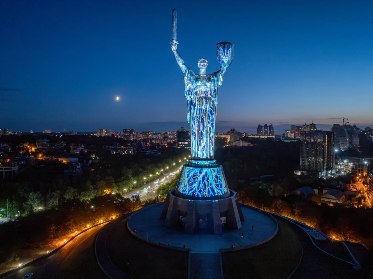 До 35 річчя Незалежності України монумент «Батьківщина Мати» у Києві засяяв у новому аудіовізуальному проєкті митця з Дніпра Миколи Каблуки