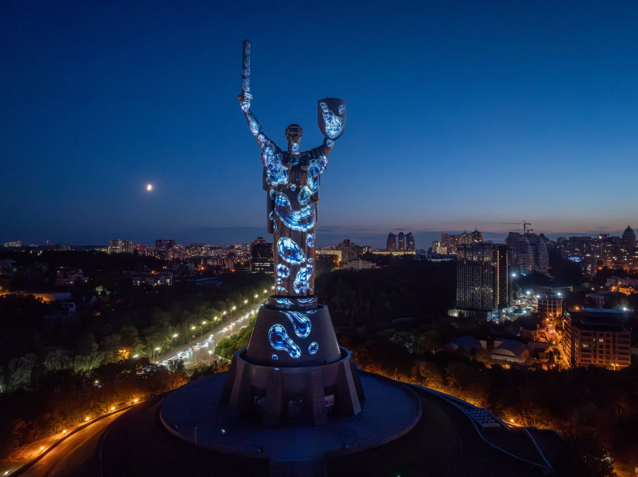 До 35 річчя Незалежності України монумент «Батьківщина Мати» у Києві засяяв у новому аудіовізуальному проєкті митця з Дніпра Миколи Каблуки