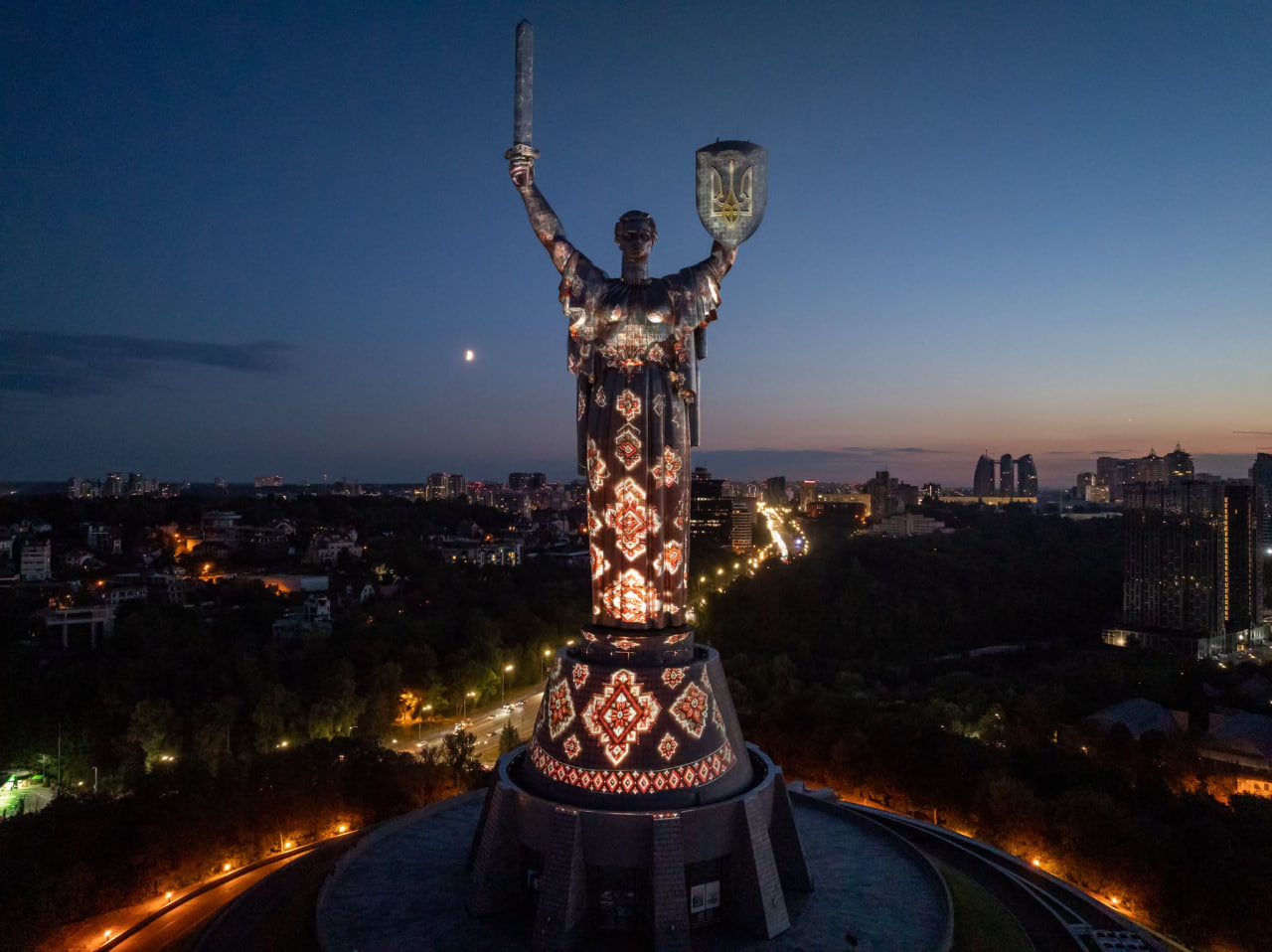 До 35 річчя Незалежності України монумент «Батьківщина Мати» у Києві засяяв у новому аудіовізуальному проєкті митця з Дніпра Миколи Каблуки