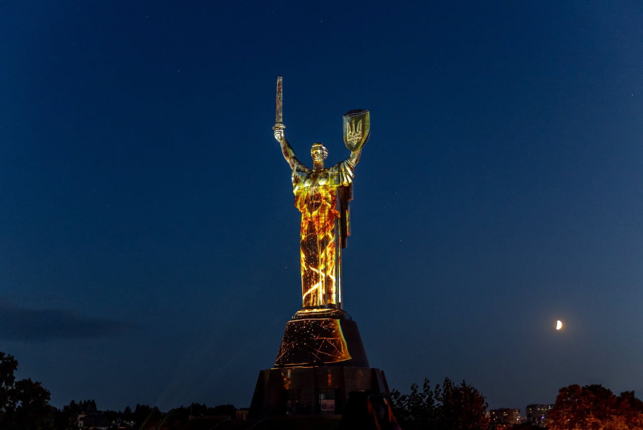 До 35 річчя Незалежності України монумент «Батьківщина Мати» у Києві засяяв у новому аудіовізуальному проєкті митця з Дніпра Миколи Каблуки