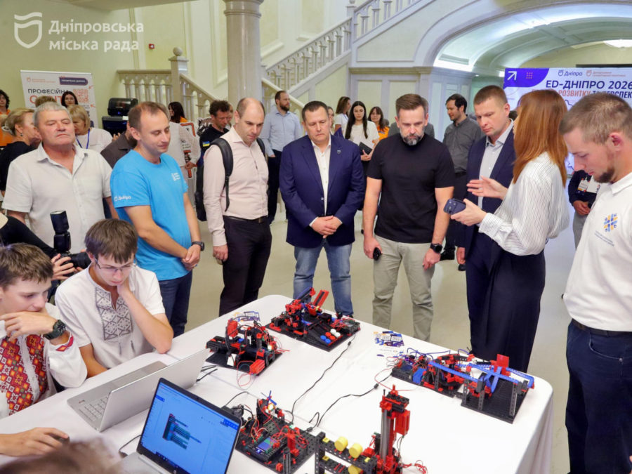На великий освітній форум у Дніпрі прибули заступник голови Офісу Президента парламентарі й високопосадовці Філатов наголосив на важливості діалогу