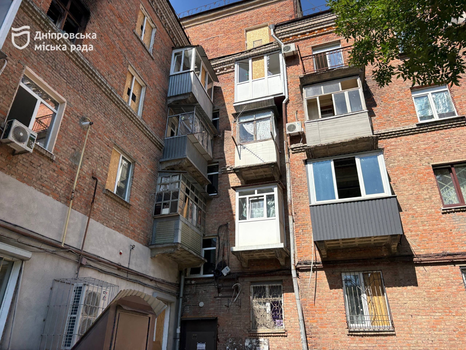 «Нам дуже швидко все зробили. Я вдячна місту за допомогу». У Дніпрі ліквідовують наслідки ворожих обстрілів у будинку на вул. Будівельників, 28 - 02.08.2026