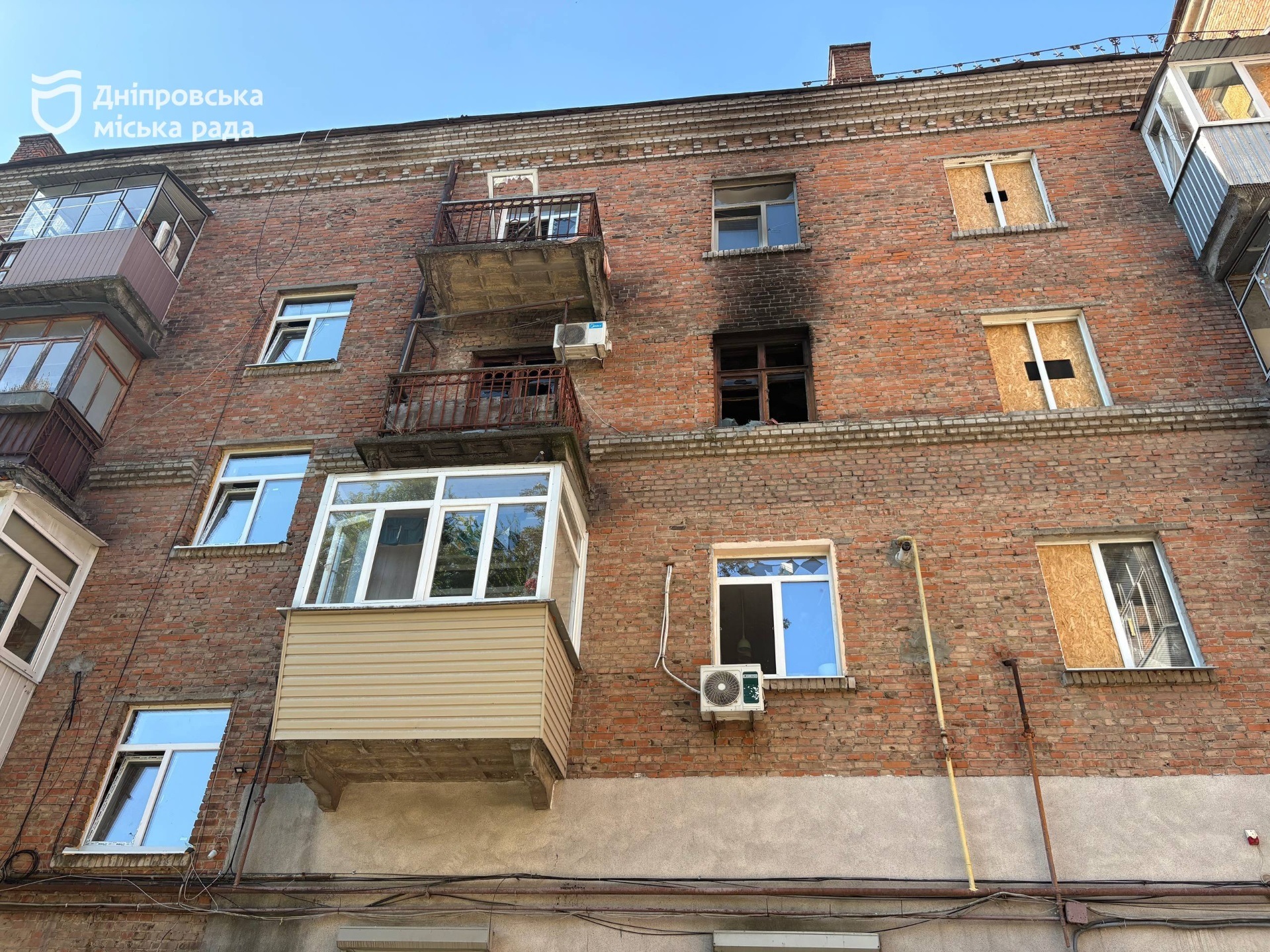 «Нам дуже швидко все зробили. Я вдячна місту за допомогу». У Дніпрі ліквідовують наслідки ворожих обстрілів у будинку на вул. Будівельників, 28 - 02.08.2026