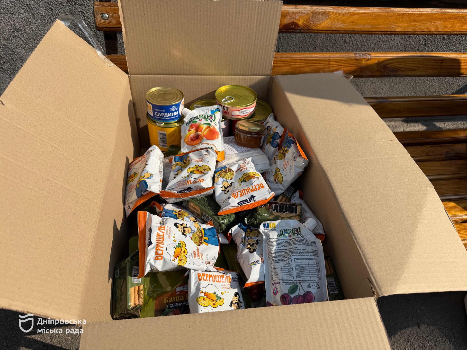 У Дніпрі продовжують безкоштовно видавати набори продуктів харчування гостям міста, які мешкають у місцях тимчасового компактного проживання - 11.08.2026