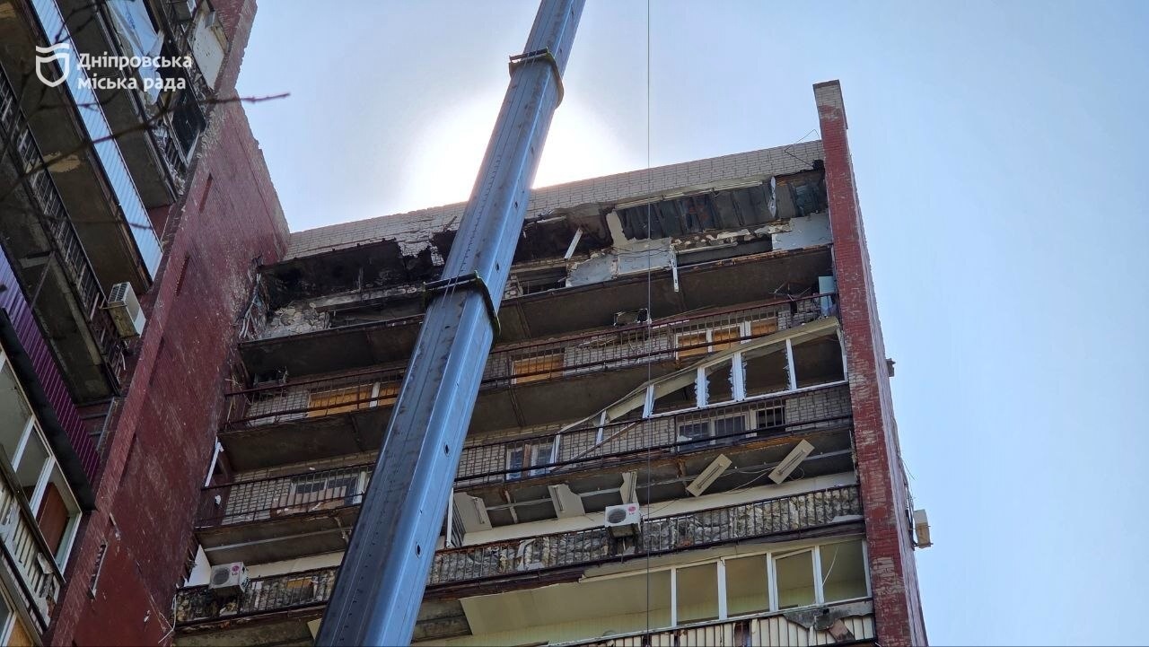 «Ми стаємо тими близькими людьми, які надають допомогу». Соціальні служби Дніпра підтримують підопічних терцентру, які постраждали від ворожих атак