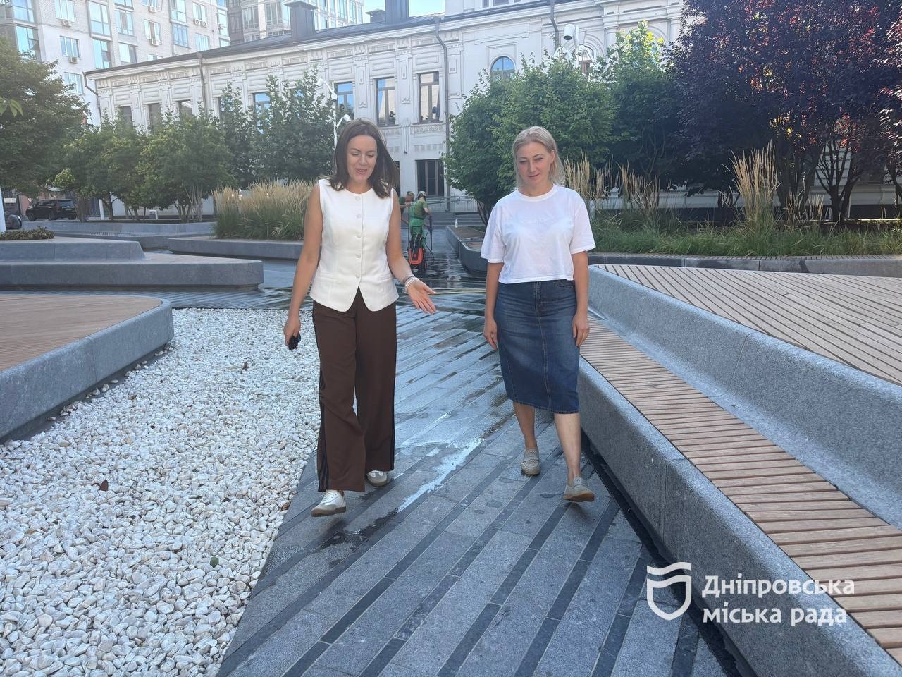 Комунальні служби посилюють прибирання та догляд за територіями, зокрема регулярно проводять вологе очищення - 13.08.2026