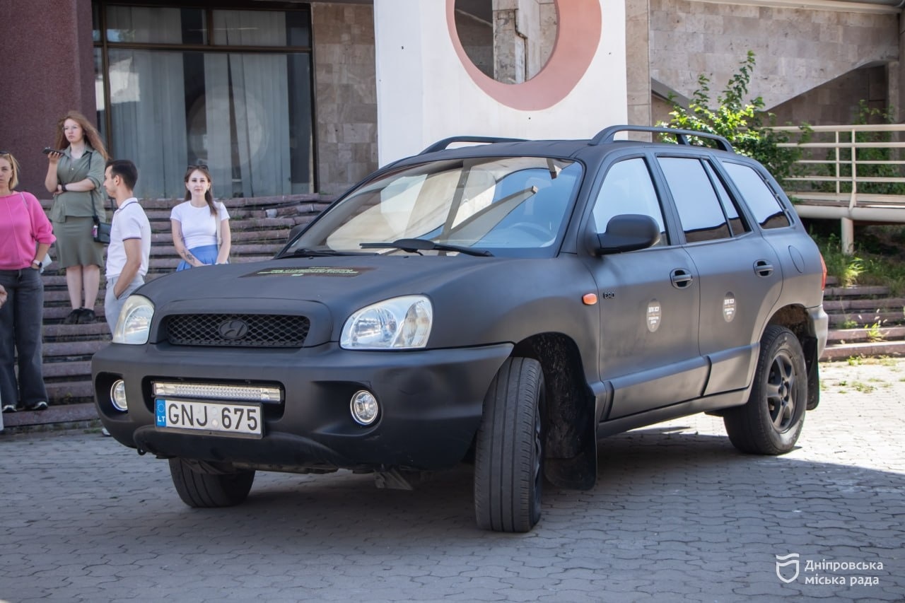 У Дніпрі студенти передали автомобіль для Збройних сил України - 13.08.2026