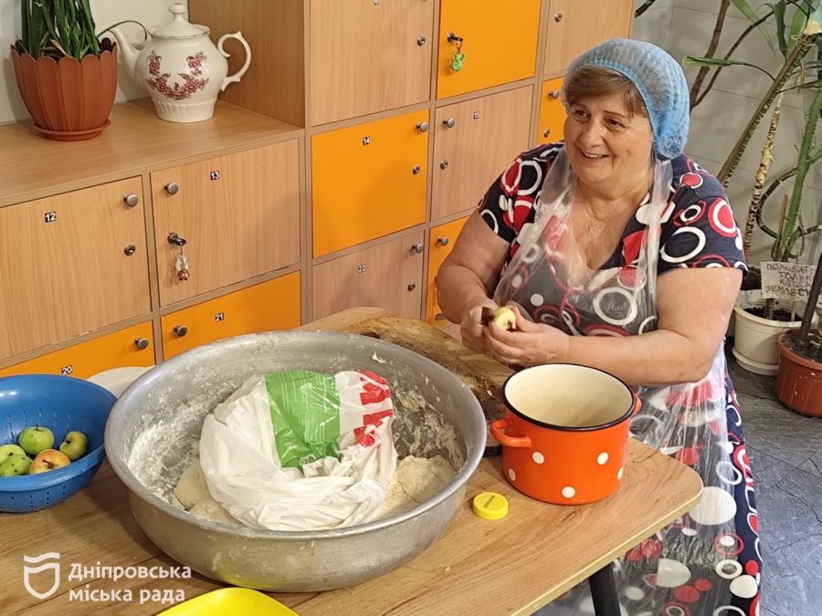 Печуть пиріжки та пироги для ЗСУ у міському соцгуртожитку Дніпра - 19.08.2026