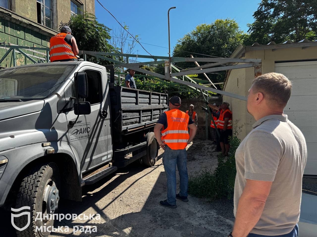 У Дніпрі продовжують демонтувати незаконно встановлені конструкції, звільняючи міський простір - 21.08.2026