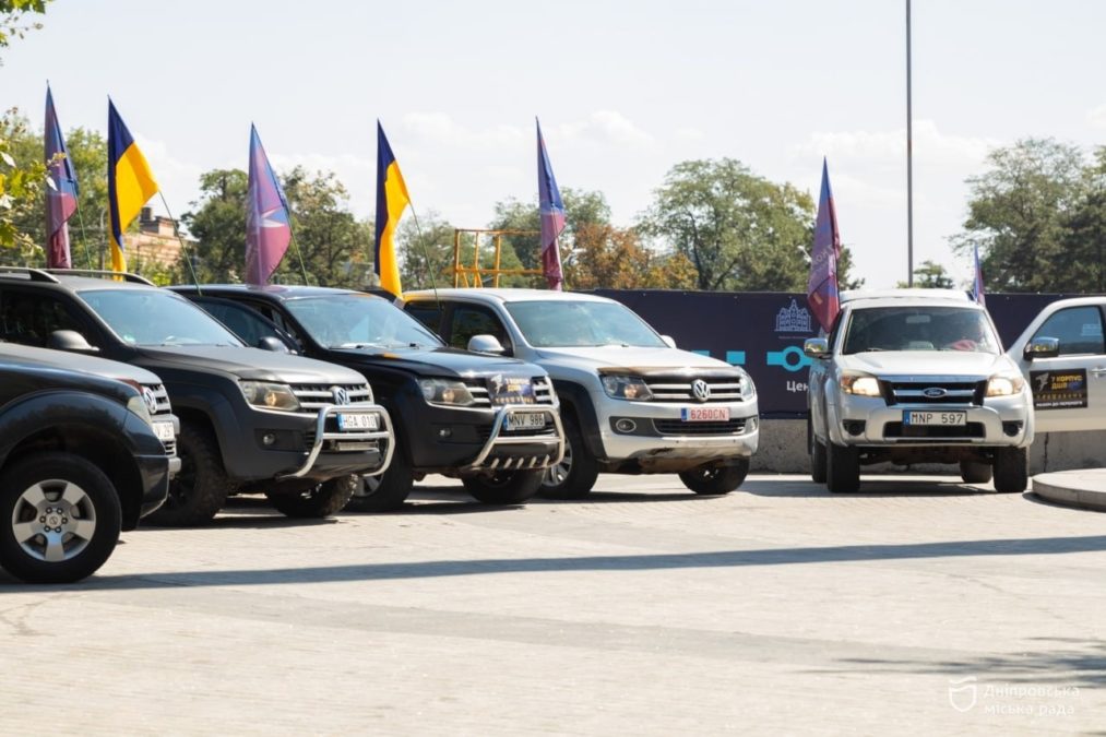 Патріотичний автопробіг на підтримку Сил оборони у Дніпрі та 5 пікапів 7 корпусу ДШВ - 25.08.2026