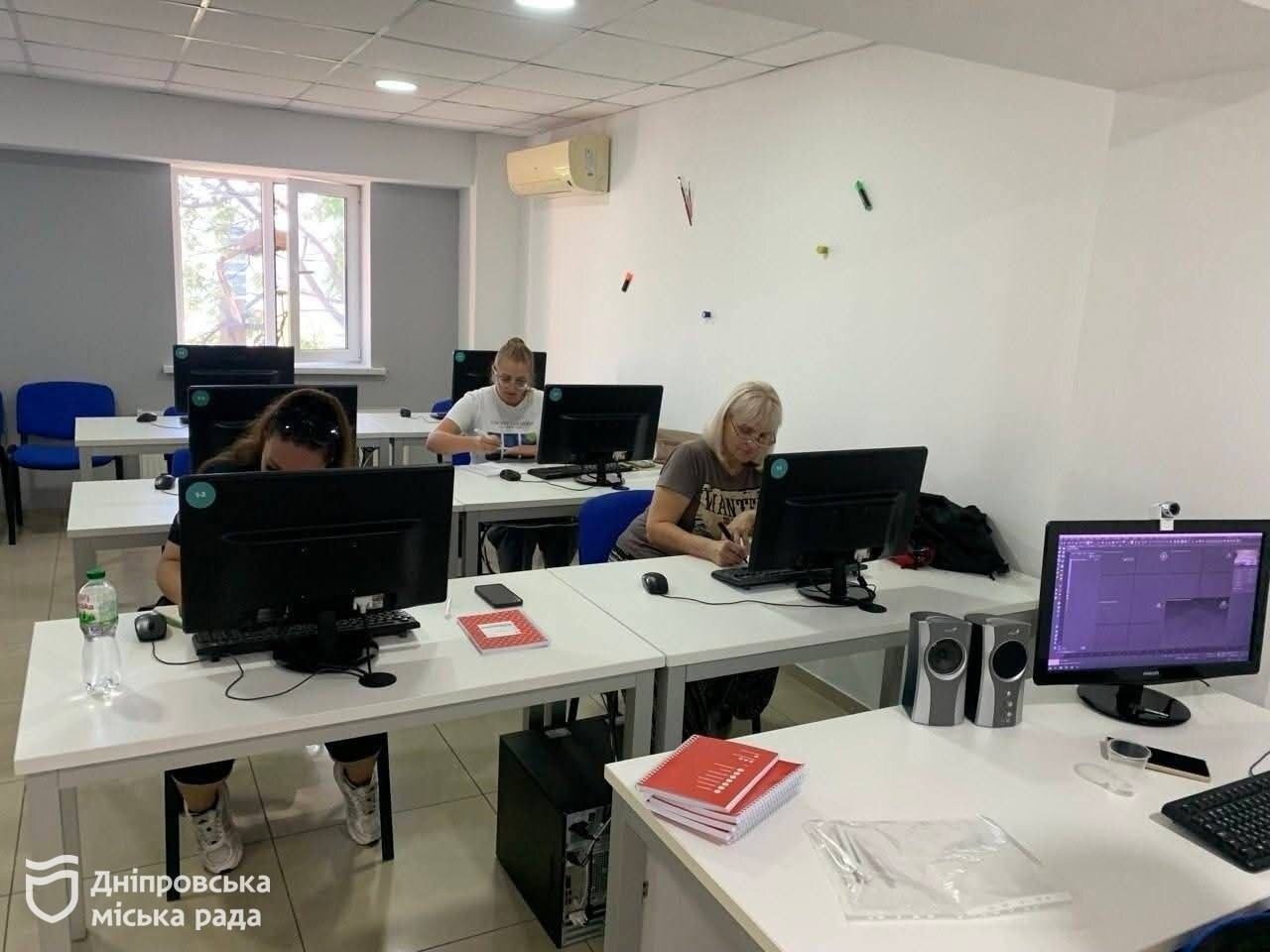 У Дніпрі запустили програму безоплатного навчання та перенавчання для ветеранів, ВПО та людей з інших вразливих категорій: як долучитися - 26.08.2026