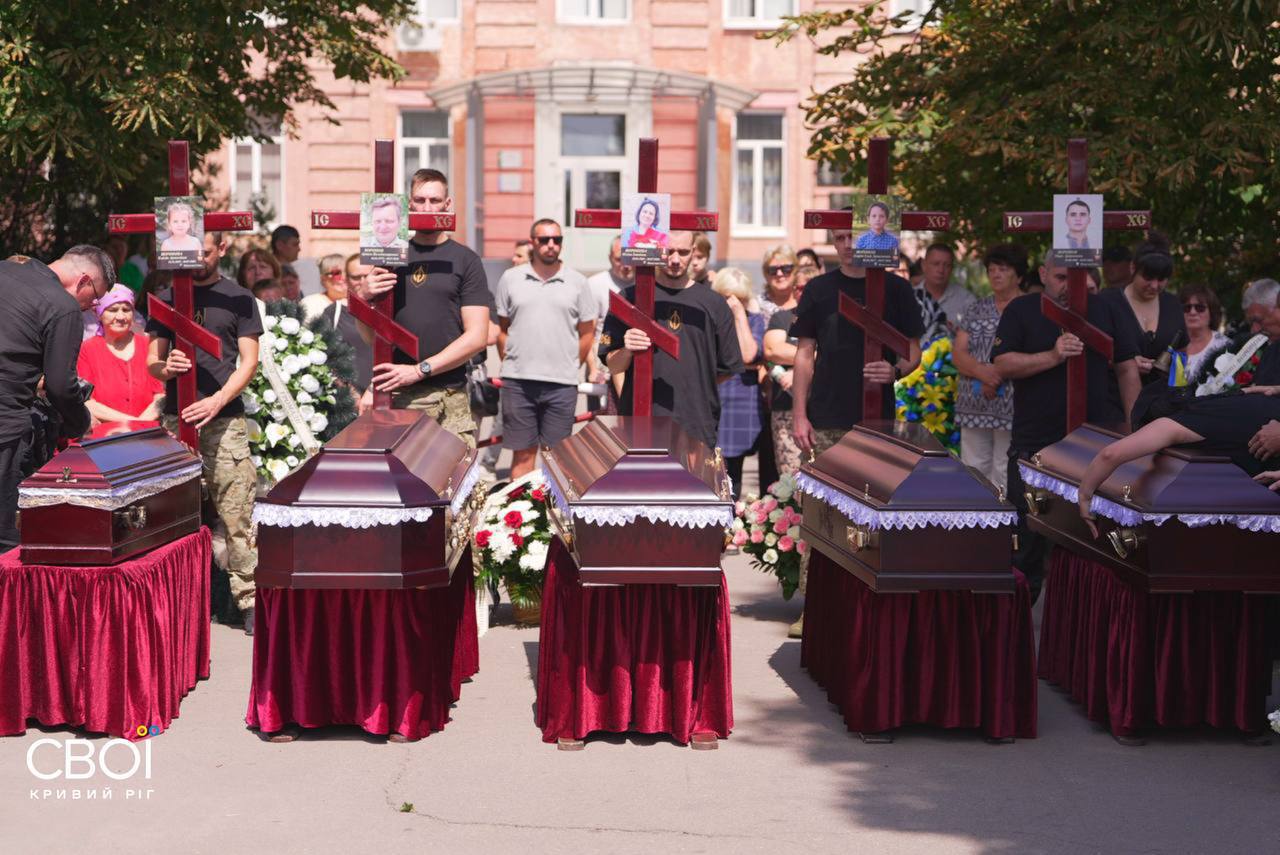 У Радушному прощаються з родиною Воронових, життя якої жорстоко обірвала російська ракета - 03.08.2026 У Радушному прощаються з родиною Воронових, життя якої жорстоко обірвала російська ракета - 03.08.2026