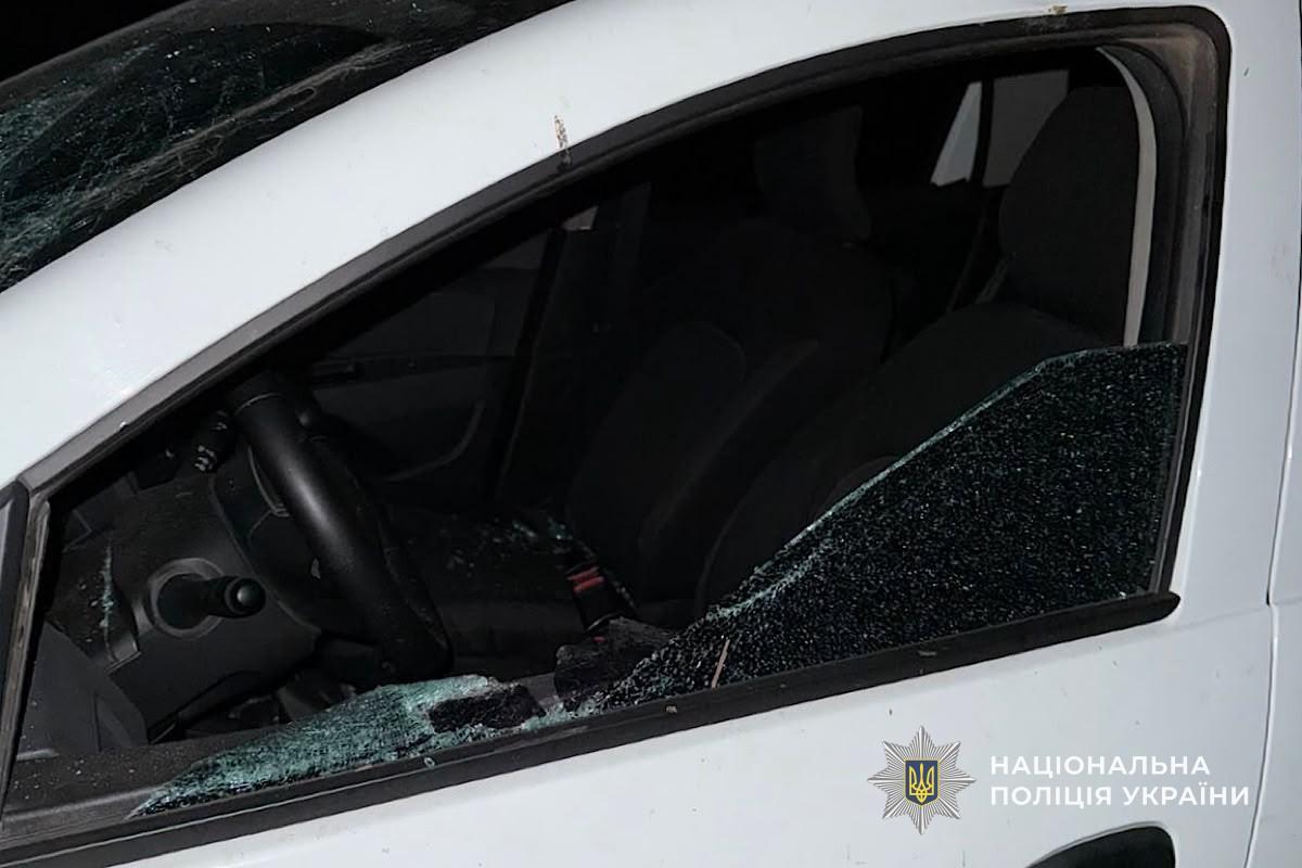 У Кривому Розі затримали чоловіка, який погрожував поліцейським і пошкодив службовий автомобіль - 05.08.2026