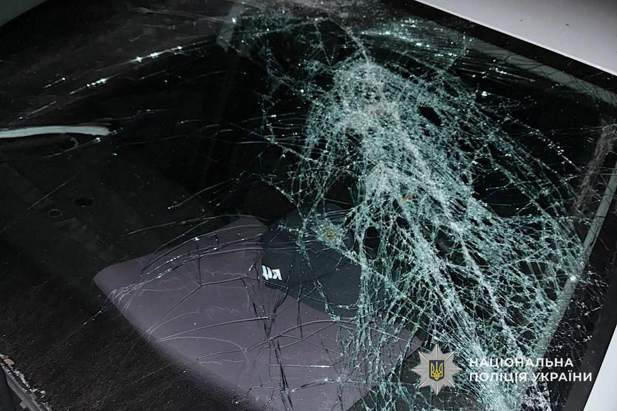У Кривому Розі затримали чоловіка, який погрожував поліцейським і пошкодив службовий автомобіль - 05.08.2026