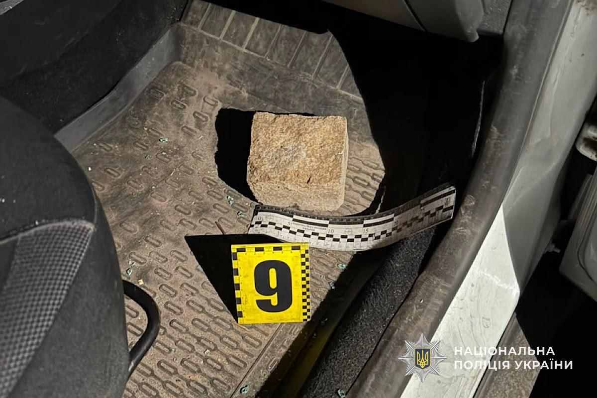 У Кривому Розі затримали чоловіка, який погрожував поліцейським і пошкодив службовий автомобіль - 05.08.2026