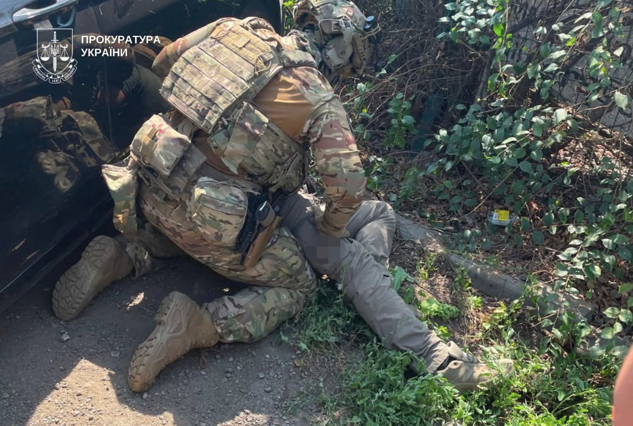 На Дніпропетровщині викрили трьох чоловіків, які за 7 тисяч доларів обіцяли вивезти військовослужбовця з частини - 07.08.2026