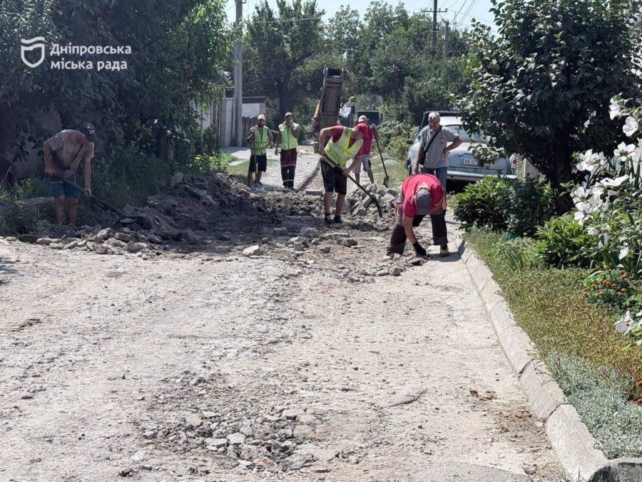 Місто без окраїн: у Дніпрі у провулку Затишному на житломасиві Мирний ремонтують дорожнє покриття