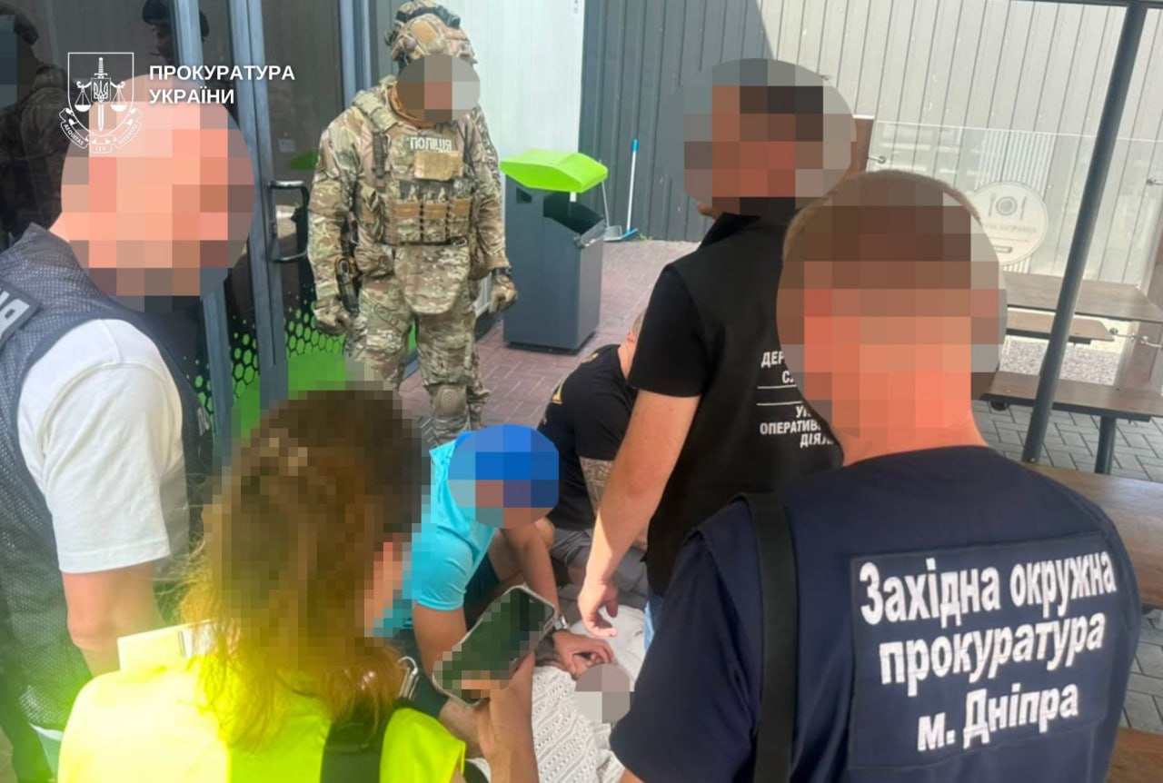 На Дніпропетровщині затримали чоловіка, який за $11 тисяч обіцяв «бронювання» та виїзд за кордон - 11.08.2026