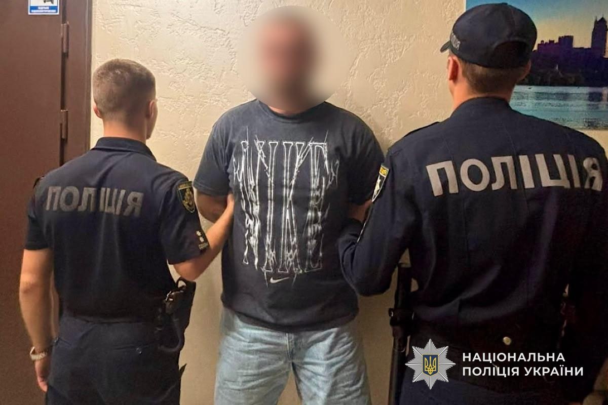 У центрі Дніпра група чоловіків влаштувала конфлікт із охоронцями та відкрила стрілянину: поліція затримала двох підозрюваних - 15.08.2026