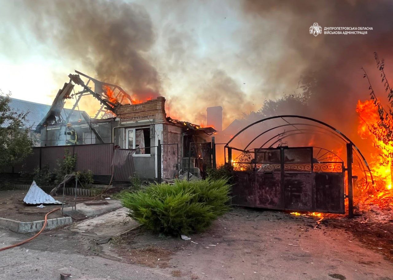 Одна людина загинула. 14 дістали поранень: понад 20 разів ворог атакував 2 райони Дніпропетровщини - 16.08.2026