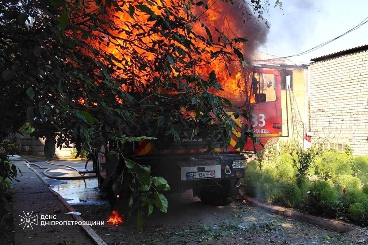 На Дніпропетровщині росіяни обстріляли рятувальників під час гасіння пожежі: пошкоджено автомобіль ДСНС - 17.08.2026