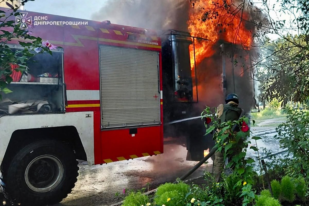 На Дніпропетровщині росіяни обстріляли рятувальників під час гасіння пожежі: пошкоджено автомобіль ДСНС - 17.08.2026