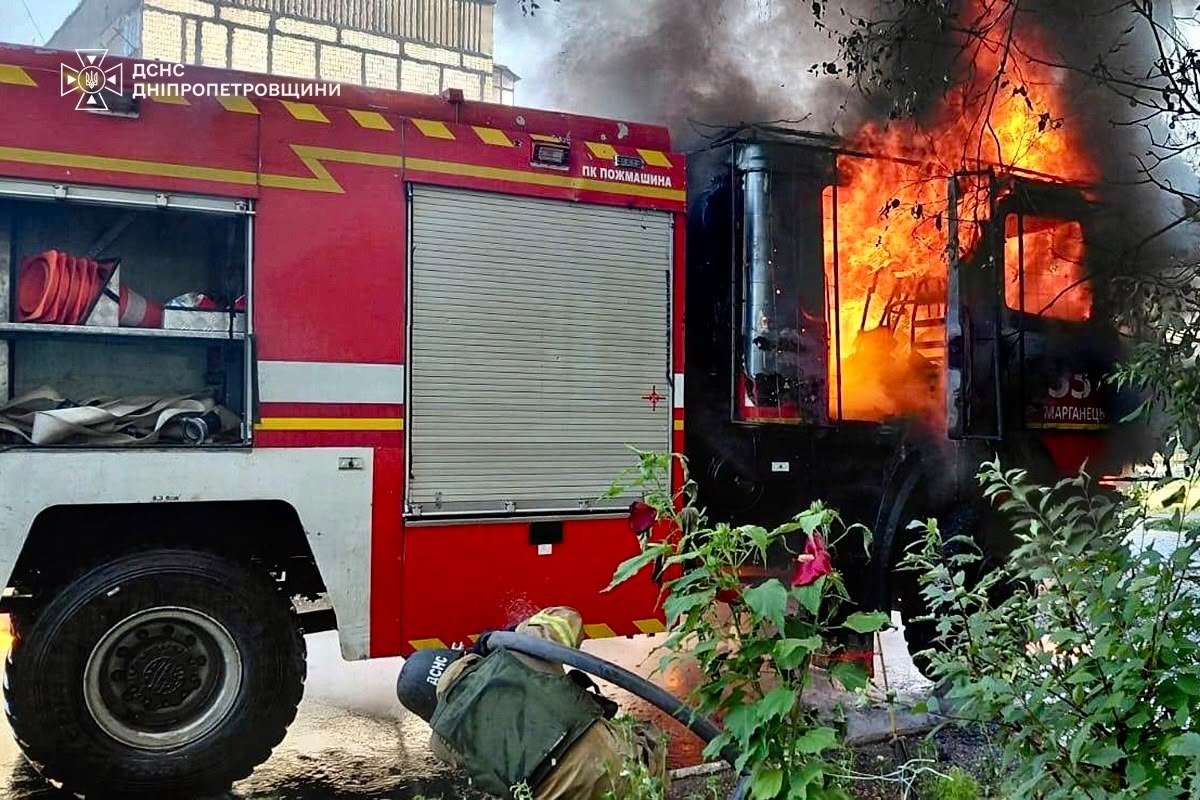 На Дніпропетровщині росіяни обстріляли рятувальників під час гасіння пожежі: пошкоджено автомобіль ДСНС - 17.08.2026