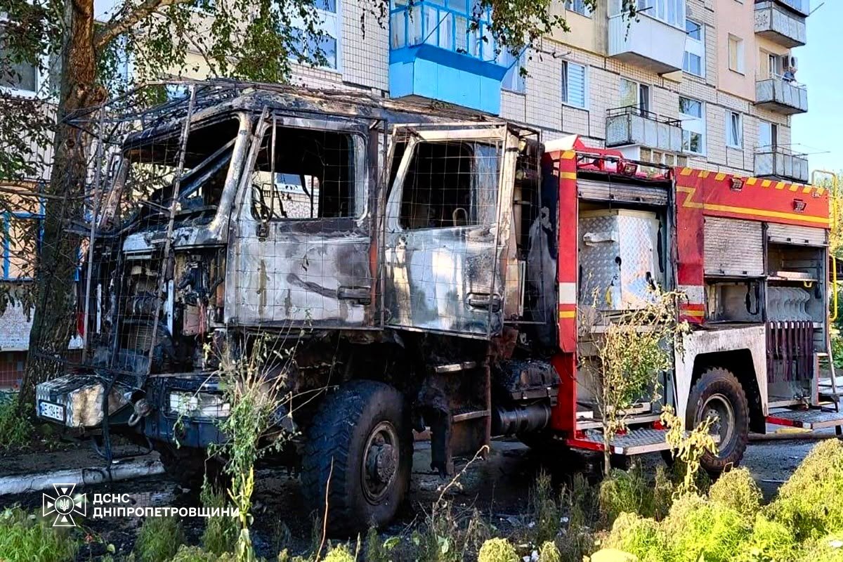 На Дніпропетровщині росіяни обстріляли рятувальників під час гасіння пожежі: пошкоджено автомобіль ДСНС - 17.08.2026