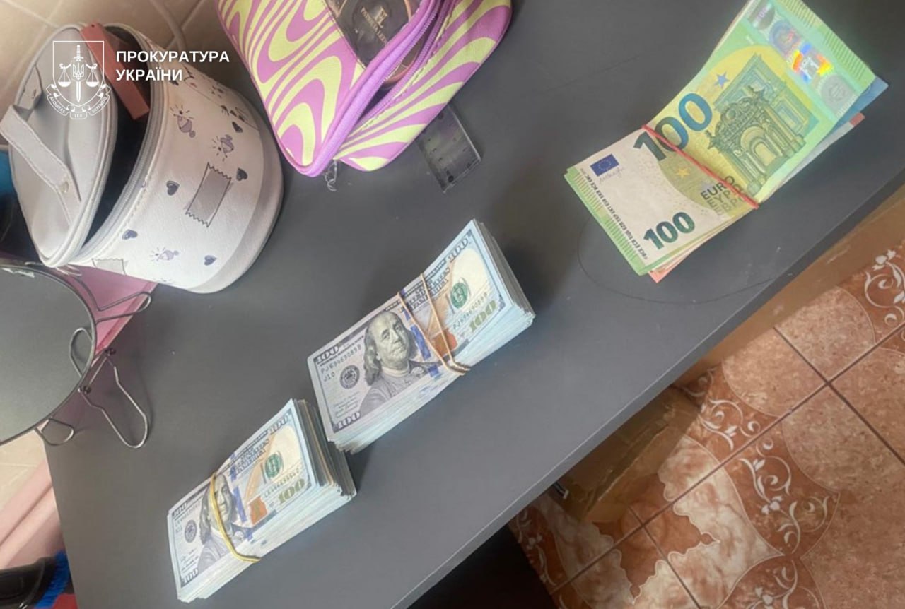 У Дніпрі затримали лікаря, який вимагав 3 тисячі доларів у військового за підтвердження інвалідності - 18.08.2026