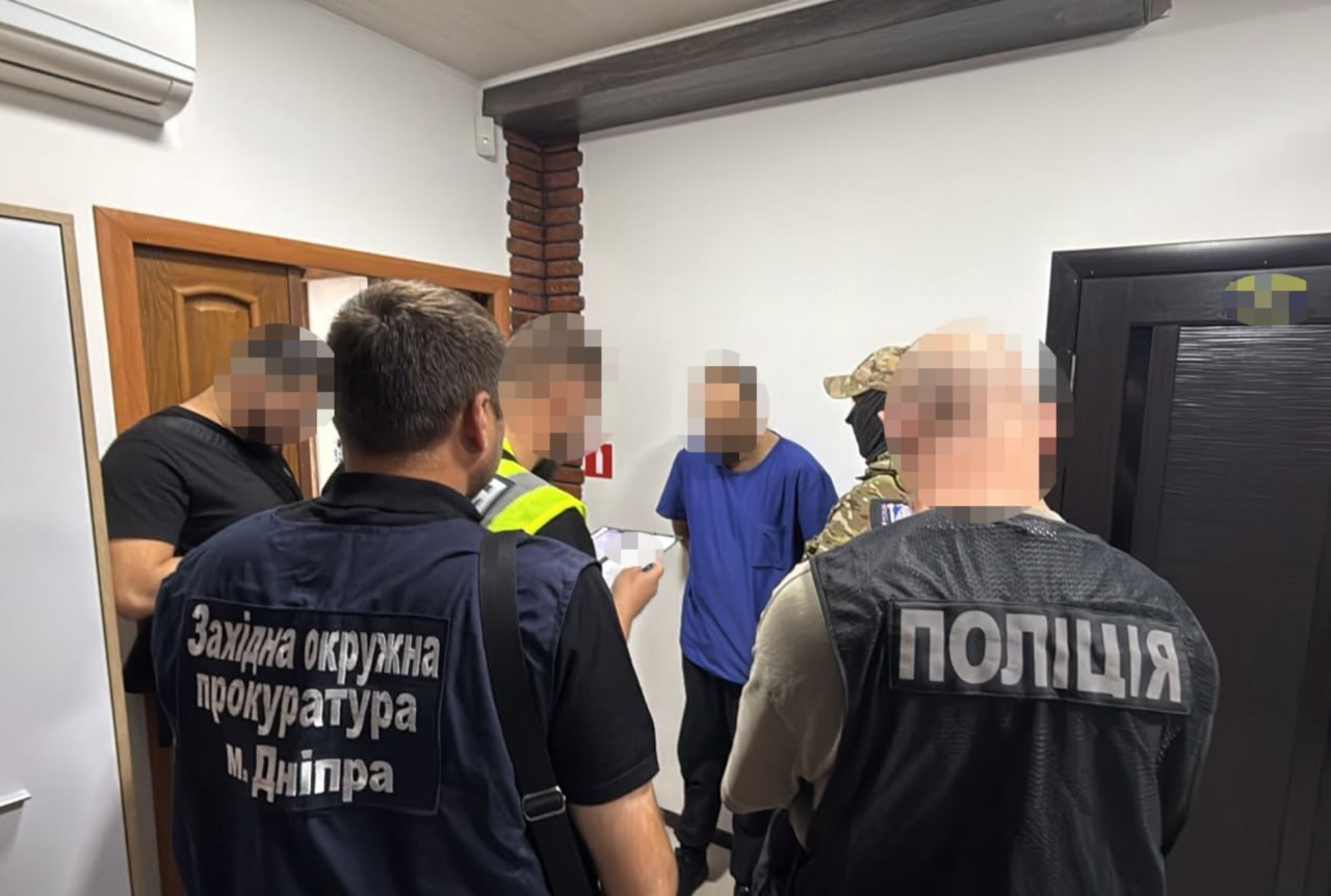 У Дніпрі затримали лікаря, який вимагав 3 тисячі доларів у військового за підтвердження інвалідності - 18.08.2026