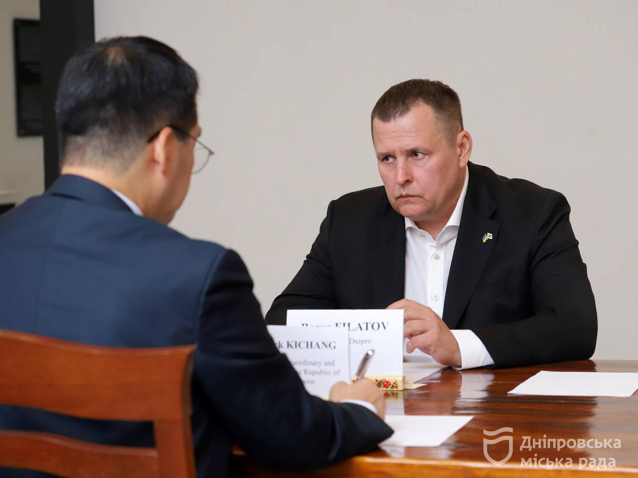 Докладу всіх зусиль, щоб допомогти вашому місту пройти цей складний час, — посол Республіки Корея Пак Кічанг прибув до Дніпра, щоб зустрітися з мером Філатовим