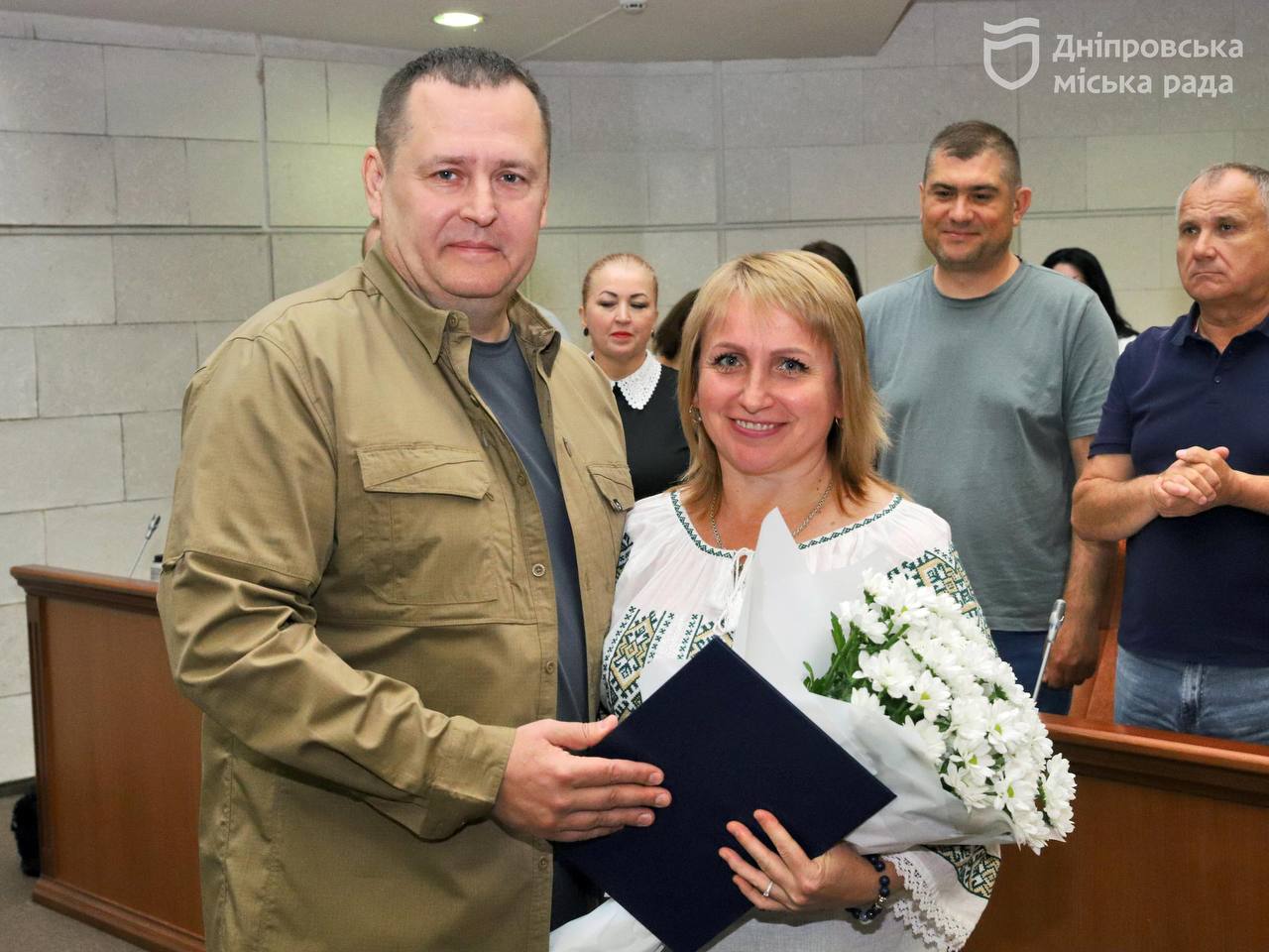 Подяка від усієї громади. У Дніпрі під час сесії міськради традиційно нагородили лікарів та медпрацівників