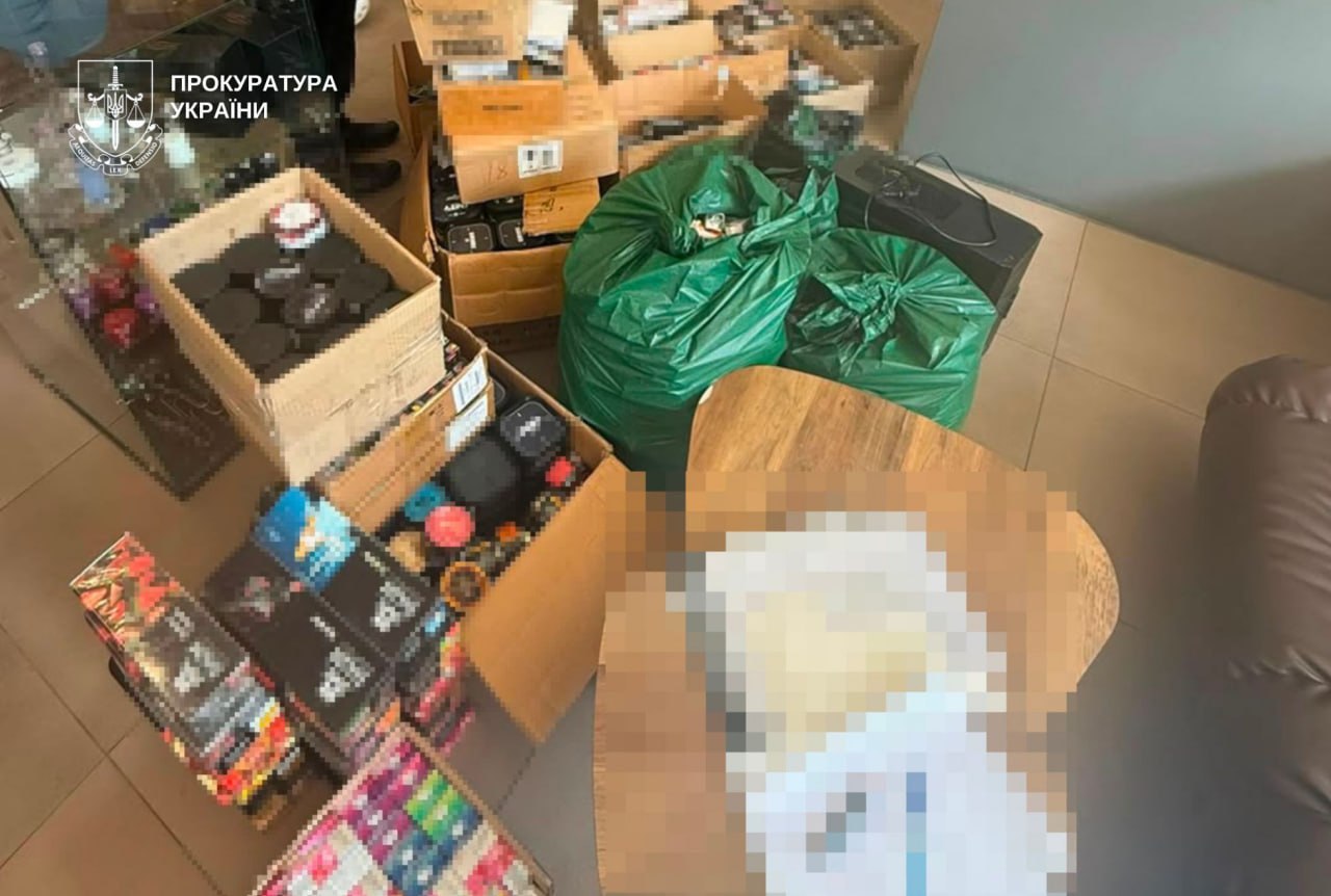 Правоохоронці викрили незаконний бізнес в вейпшопах Дніпра та Кам'янського - 24.08.2026
