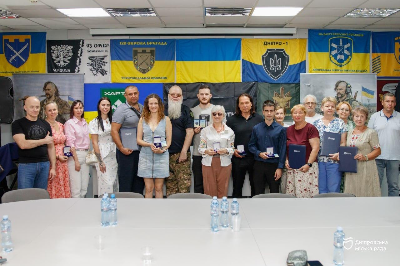 У Дніпрі до Дня Незалежності відзначили волонтерів, які допомагають захисникам